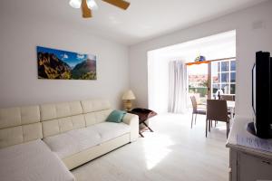 Cozy 1 bedroom in Los Cristianos的休息区