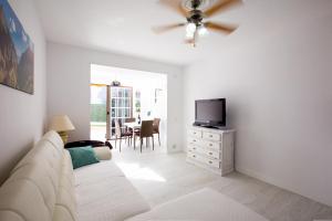 Cozy 1 bedroom in Los Cristianos的电视和/或娱乐中心