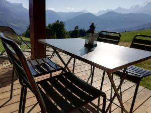 孔布卢Rez de chaussée très calme vue Mont-Blanc的山景甲板上的桌椅