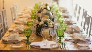 拉瓦克拉阿曼西奥酒店的长桌,带绿玻璃和餐巾