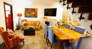 拉瓜迪亚La Morada del Pintor EVI00178的客厅配有餐桌和沙发
