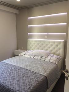 马卡尔斯卡Modern new apartment in Makarska的一间卧室配有一张带白色床头板的床