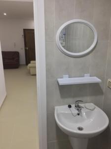 Chott MeriemS+1 vue mer climatisé的浴室设有白色水槽和镜子