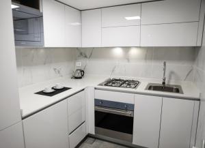 贝鲁特Rawsheh 51的白色的厨房配有炉灶和水槽