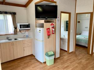 TaturaTatura Cabin & Caravan Park的一间带冰箱和水槽的小厨房