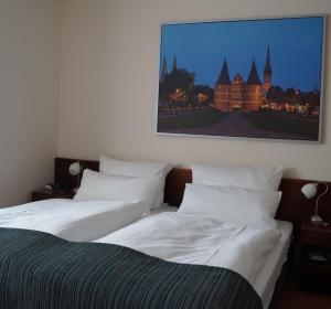 大格勒瑙圣胡贝图斯夫斯特翰斯酒店的墙上有两张照片的房间