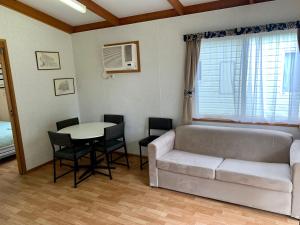 TaturaTatura Cabin & Caravan Park的客厅配有沙发和桌子