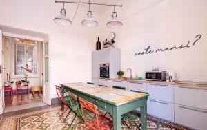 斯培西亚Costello的一间厨房,里面配有绿桌