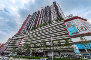 吉隆坡PV21 Setapak, Wangsamaju, Melawati, 15min to KLCC B36a的一座高大的建筑,旁边是植物