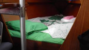 阿雷西费Velero Freja的双层床配有绿色和白色枕头
