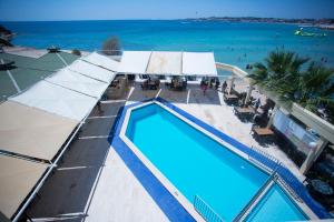 迪迪姆屯塔海滩酒店 - 全包的享有游泳池和大海的顶部景致