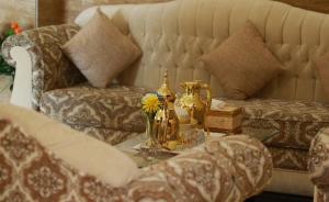 科威特Dahlia Apartments Riggae的带沙发和咖啡桌的客厅