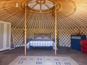 AgnacLes Yourtes d'Agnac的蒙古包内带一张床的房间