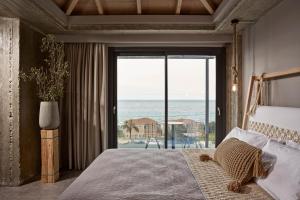 斯帕通Villa Sea front的一间卧室配有一张床,享有海景
