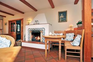 阿伦斯霍普兰德苏西温德度假屋的客厅配有桌子和壁炉