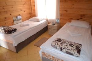 斯维季亚济内斯特之家山林小屋的木墙客房的两张床