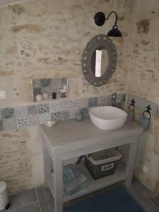 Bazoges-en-Paredsl' Oiseau Bleu的浴室设有水槽和墙上的镜子