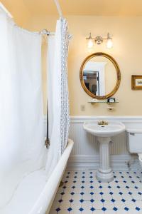 阿什维尔Cedar Crest Inn的一间带水槽、卫生间和镜子的浴室