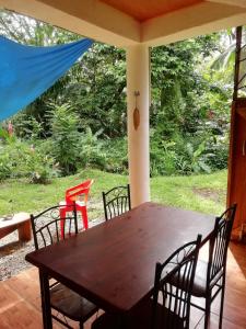 卡维塔加勒比海秘密度假屋的门廊上的木桌和椅子
