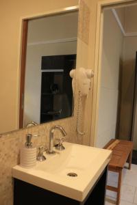 梅塞德斯镇Eclat Suites Hotel Boutique的一间带水槽和镜子的浴室