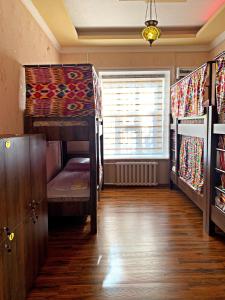 Hostel Imona客房内的一张或多张双层床