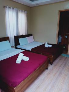 巴科洛德东广场宾馆的紫色床单的客房内的两张床