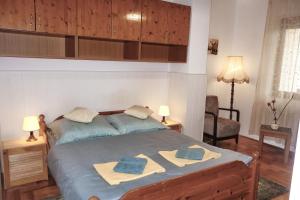 赫维兹Tolena Heviz Apartments的一间卧室配有一张床,上面有两条毛巾