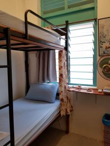 太平旅居住宿和咖啡馆旅舍的带窗户的客房内的双层床