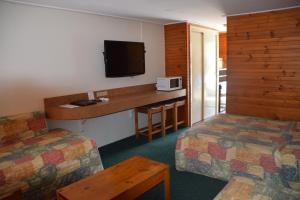 伊丘卡大河汽车旅馆的酒店客房设有两张床和一个带电视的柜台。