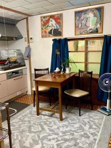 MiharaRiver, Mountain Retreat at 四万十Accommodation的一间厨房,内设一张木桌和椅子