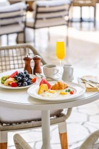 西班牙港特立尼达凯悦酒店的一张桌子,上面放着两盘食物和一杯橙汁