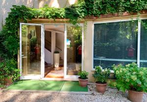 里乔内加尔尼野餐酒店的盆栽植物的房子的敞开的门