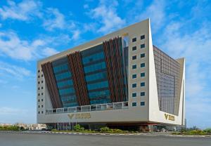 多哈VIP Hotel Doha Qatar的一种背景为蓝天的建筑的 ⁇ 染