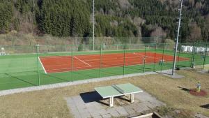 Wildbad Einöd加斯特豪夫莱特纳膳食公寓酒店的网球场和网球场