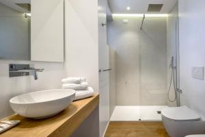 圣特奥多罗昂达玛莉娜酒店的浴室配有白色水槽和淋浴。