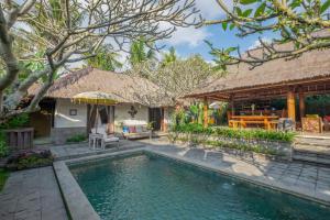 乌布Ubud Serendipity Villa的一座带游泳池和房子的别墅