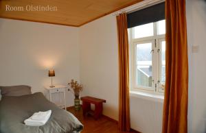 雷讷The Manor House in Hamnøy的一间卧室设有一张床和一个窗口