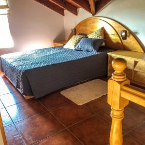 马达莱纳eSense - Formosinha的一间卧室配有一张带木制床头板的床