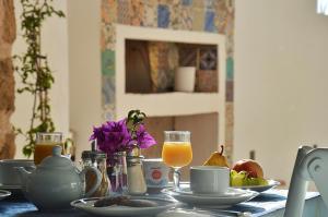 文托泰内Hotel Agave e Ginestra的一张桌子,上面有蓝色的桌布,上面有一张早餐桌,西德克斯