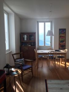 Pugerna卡多戛纳维吉亚公寓的客厅设有餐桌和椅子