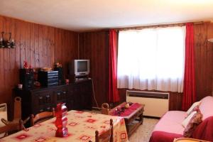 普华露RDC小木屋的客房设有两张床、一张桌子和一扇窗户。