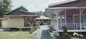 LasikinPondok Oma的门廊的房子和盆栽的建筑
