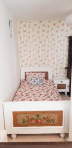 WagenhamFerienwohnung Rosenheim的小卧室配有一张带华丽壁纸的床