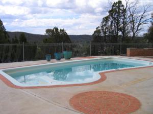 库马Cooma High Country Motel的一个带围栏的院子内的小型游泳池