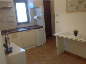 西维尔诺瓦·马尔凯Appartamento Manuela的一个带水槽和窗户的小厨房
