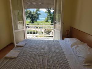 佩尔吉内瓦尔苏加纳Albergo Meridiana的一间卧室设有一张床和一个大型玻璃门