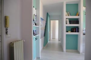 加埃塔Tra cielo e mare的走廊上设有蓝色和白色的墙壁和散热器