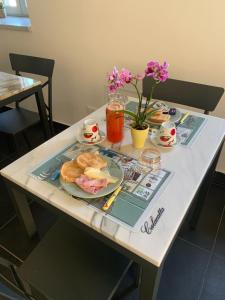 卡拉拉Mikeme的一张桌子上放着一盘食物和鲜花