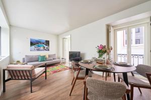 里斯本Lisbon Best Choice Prime Apartments Alfama的客厅配有桌子和沙发