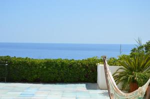 文托泰内Hotel Agave e Ginestra的一个带椅子的庭院和背景海洋